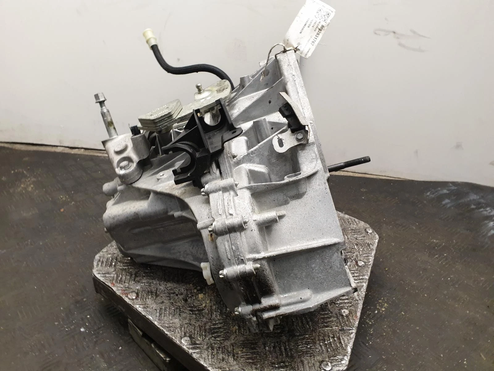 Getriebe 2020 DACIA DUSTER 1.3L Benzin 6-Gang Schaltgetriebe 320108263R – OEM: 320103699R / 320109255R / 8201057476 | VIN: VF1HJD20664247012 – Bild 3